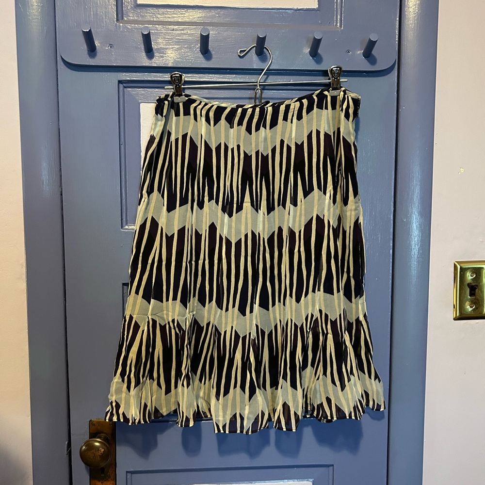 Kenneth Cole Reaction size 6 silk skirt